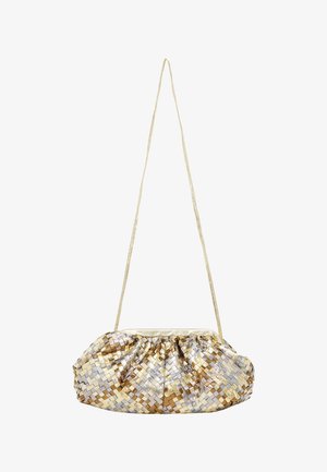 Fémes, szőtt válltáska arany, ezüst és bronz árnyalatokban. Jellemzője a ráncolt forma, vékony pánttal és cipzáros felső záródással.