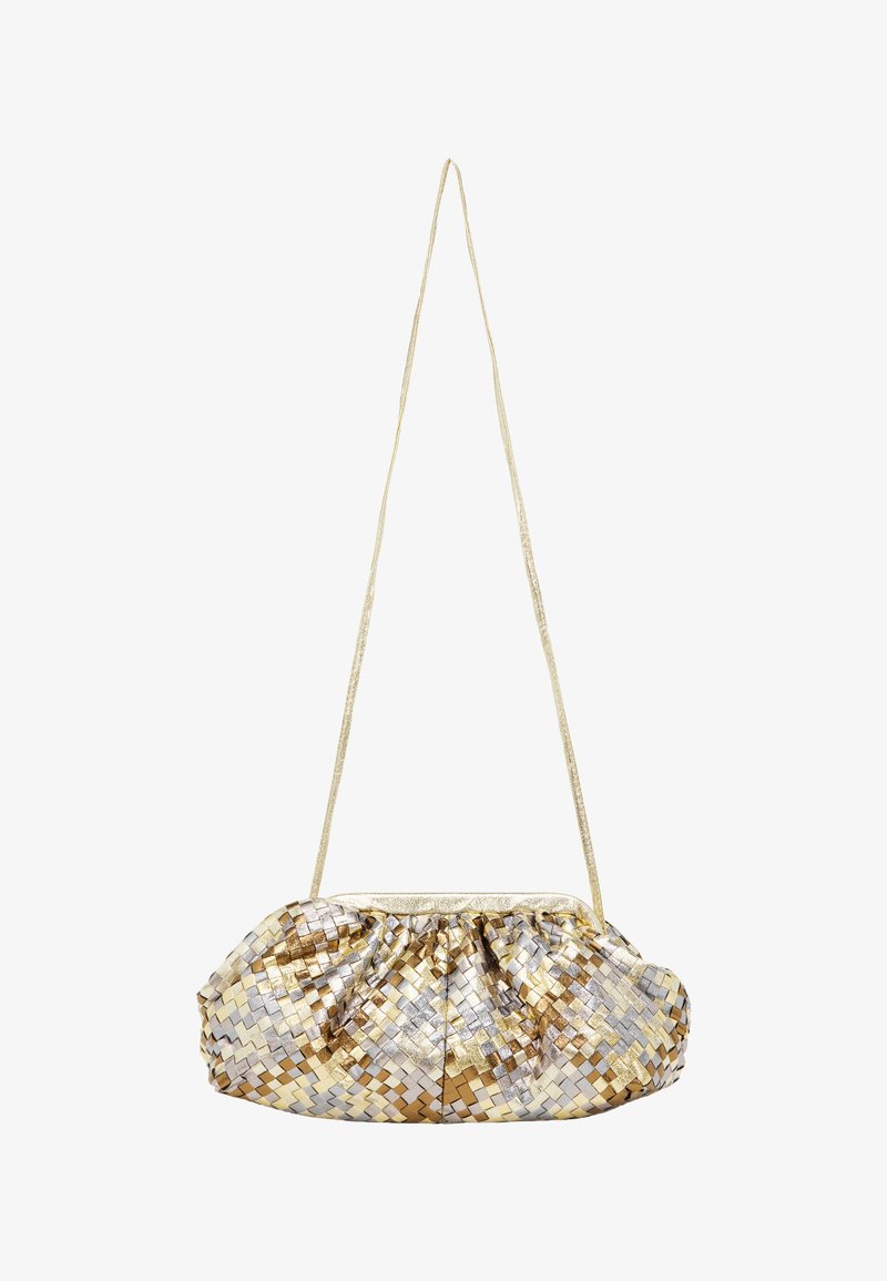 Kovová tkaná taška přes rameno v zlatých, stříbrných a bronzových tónech. Má shromážděný tvar, štíhlý popruh a zipové uzavírání nahoře.