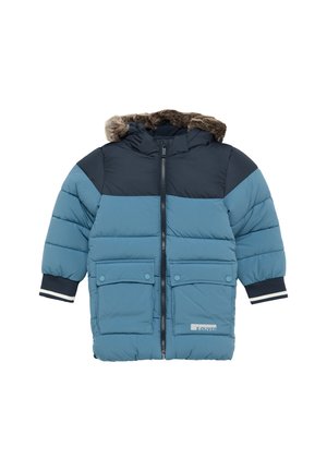 Doudoune bleue avec une capuche doublée de fausse fourrure, des accents navy, des poignets rayés et des poches avant. Comprend une fermeture éclair et des détails cousus.