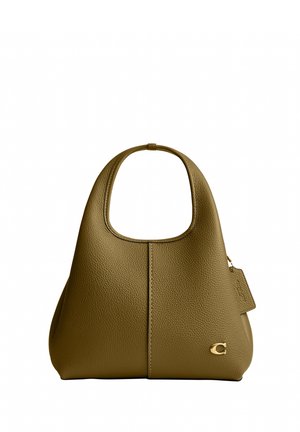 Kožená kabelka olivově zelené barvy s texturou, zakřivenou horní rukojetí, zlatým logem na přední straně a malou připevněnou koženou visačkou.