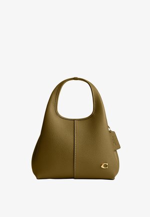 Bolso de mano de cuero texturizado color verde oliva con un asa superior curvada, logo de metal dorado en el frente y una pequeña etiqueta de cuero adjunta.