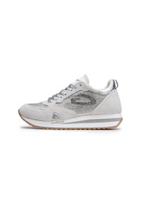 Sneaker grigie in suede e mesh con un design metallico, lacci rotondi, suola imbottita e dettagli testurizzati di lato.