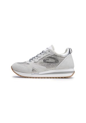 Sneaker grigie in suede e mesh con un design metallico, lacci rotondi, suola imbottita e dettagli testurizzati di lato.