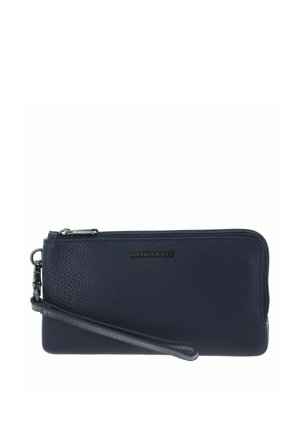 Portefeuille en cuir bleu marine avec finition texturée, fermeture éclair et bracelet amovible pour poignet. Logo de la marque affiché sur le devant.