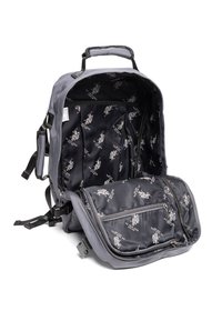 Šedý batoh s otevřenou přední částí, která odhaluje černou vnitřní podšívku s opakujícím se vzorem bílých log. Obsahuje nastavitelné popruhy a horní rukojeť.