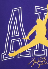 Jordan AIR RISE TEE - Nyomott mintás póló - dark concord