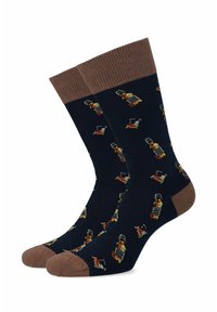 Granatowe skarpetki z brązowym mankietem i palcem, z powtarzającym się wzorem kolorowych butelek napojów gazowanych. Wykonane z miękkiego, elastycznego materiału.