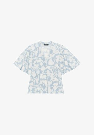 Jasnoniebieska bluzka w kwiaty z białymi wzorami. Posiada krótkie, szerokie rękawy oraz dekolt w kształcie litery V. Wykonana z miękkiego materiału, o luźnym kroju i nowoczesnej sylwetce.