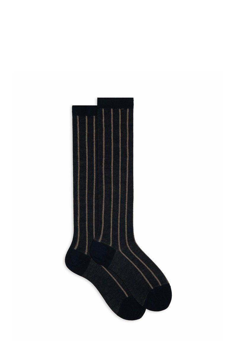 Calze blu navy fino al ginocchio con sottili strisce verticali marrone chiaro a contrasto. Tessuto morbido con trama costina e bordi e punte di colore scuro.