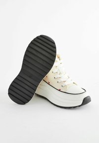 Next EXTRA CHUNKY - REGULAR FIT - Vysoké tenisky - heart embroidered neutral