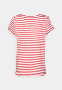 Camiseta de manga corta en rayas coral y blancas, con un cuello redondo y una suave tela de algodón, con un ajuste relajado y un dobladillo limpio.