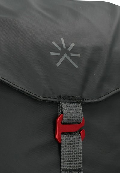 Bolsa impermeable negra con un logo gris, correa gris y hebilla roja. La superficie tiene un acabado texturizado que aumenta la durabilidad.