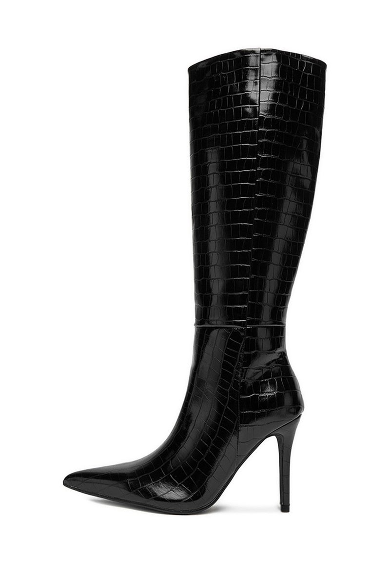 Cizme negre până la genunchi cu o textură lucioasă de crocodil, vârf ascuțit, toc subțire de tip stiletto și suprafață netedă.