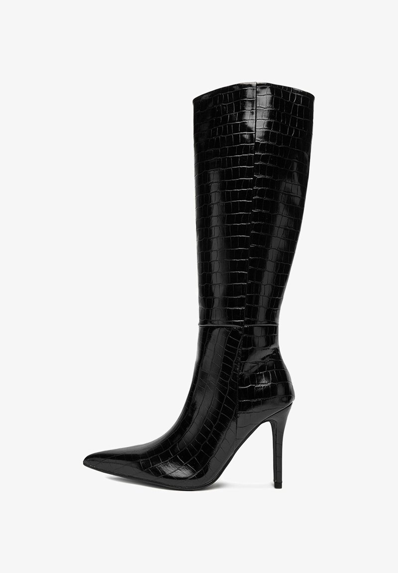 Cizme negre până la genunchi cu o textură lucioasă de crocodil, vârf ascuțit, toc subțire de tip stiletto și suprafață netedă.