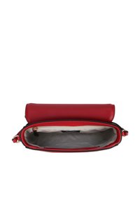 Borsa a tracolla rossa con texture, dotata di un elegante pattina superiore liscia. L'interno presenta una fodera beige e una tasca con zip. I dettagli in metallo dorato completano il design.