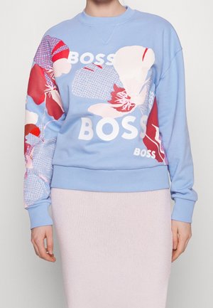 Sudadera azul claro con gráficos florales y texto 'BOSS' en blanco. Presenta puños y dobladillo de canalé, un corte relajado y textura de mezcla de algodón.