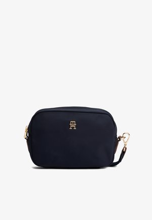 Kompakte schwarze rechteckige Crossbody-Tasche mit goldenem Reißverschluss, goldenem TH-Logo auf der Vorderseite und abnehmbarem schwarzen Riemen mit goldenem Verschluss.