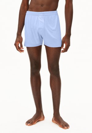 Boxers en coton bleu clair avec une taille élastique et une ouverture à l'avant, présentant une coupe décontractée et une texture lisse.