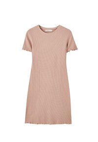 Robe rose à manches courtes côtelées avec bords festonnés aux manches et à l'ourlet, encolure ronde et silhouette droite.