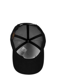 Svart caps med solid frontpanel og netting bak. Flat brem, justerbar snapback-lukking, og indre etikett synlig på fôringen.