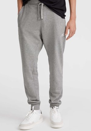Pantalones jogger grises hechos de una tela suave y texturizada, que cuentan con una cinturilla elástica con cordón, bolsillos laterales y puños acanalados.