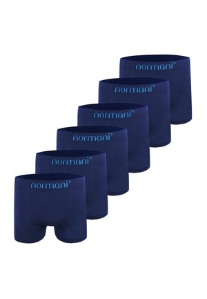 Sechs Paar marineblaue Boxershorts mit hellblauem "normani"-Logo am Bund, in einer versetzten Reihe angeordnet.
