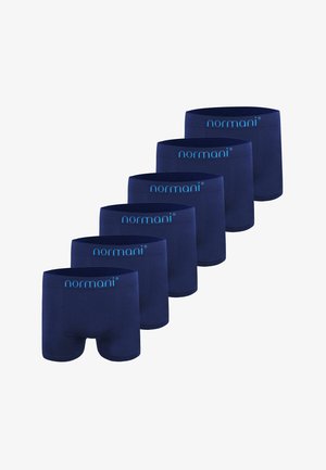 Sechs Paar marineblaue Boxershorts mit hellblauem "normani"-Logo am Bund, in einer versetzten Reihe angeordnet.