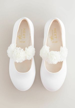 Weiße Ballettschuhe mit Satin-Finish, ausgestattet mit einer doppelten Lage weißer Blumenverzierungen über dem Riemen und einer gepolsterten Innensohle.