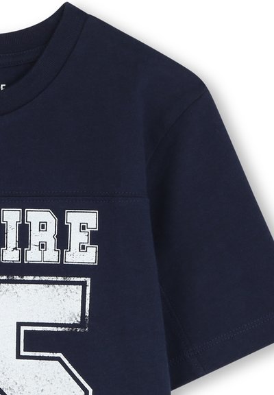 T-shirt in cotone blu navy con un design grafico bianco invecchiato, con la scritta "EMPIRE" e il numero "5" in evidenza.