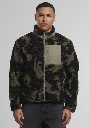 Fleecejack met een zwart-olijfgroen camouflagemotief, hoge kraag, volledige ritssluiting en een contrast borstzak in effen olijfgroen.