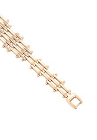 Bracciale d'oro con anelli intrecciati e piccoli accenti di diamante disposti in gruppi geometrici su uno sfondo bianco.