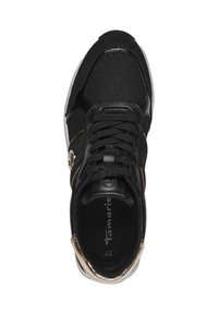 Svarta sneakers med en texturerad ovandel och släta detaljer, med svarta snören, en guldtonad detalj och en vadderad sula.