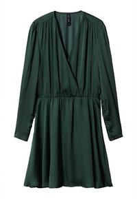 Robe longue à manches longues vert foncé avec épaules froncées, décolleté en V profond, taille cintrée et jupe évasée.