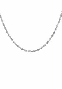 Collar de cadena de cable trenzado plateado, con una superficie texturizada y un diseño flexible. Longitud adecuada para llevar en capas o como pieza independiente.