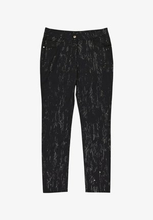 Pantalon slim noir avec motif abstrait de rayures blanches, bouton avant et poches latérales, posé à plat sur fond blanc.