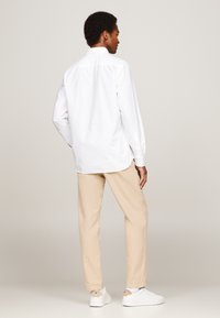 Tommy Hilfiger SOLID HERITAGE OXFORD SHIRT - Marškiniai - optic white