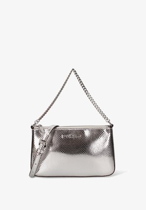Sac bandoulière métallique argenté avec une texture semblable à du filet, une bandoulière amovible et un accent en chaîne. Fermeture éclair en haut.
