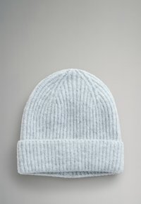 Lichtblauwe gebreide muts met geribbelde textuur, voorzien van een omgeslagen rand en zacht wolachtig materiaal. Eenvoudig en zonder versiering.