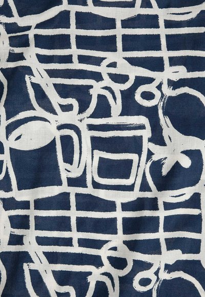 Contours blancs abstraits de tasses à café et de fleurs sur un fond de tissu bleu foncé à motif quadrillé.