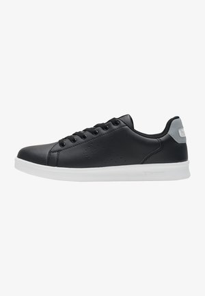 Czarne skórzane sneakersy z białą gumową podeszwą, okrągłym noskiem, perforowanym wzorem po bokach, płaskimi czarnymi sznurówkami i szarym akcentem na pięcie.