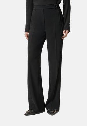 Zwarte op maat gemaakte broek met een hoge taille, brede pijpen en een riemdetail. Gladde stof met contrasterende plooien en zijzakken.