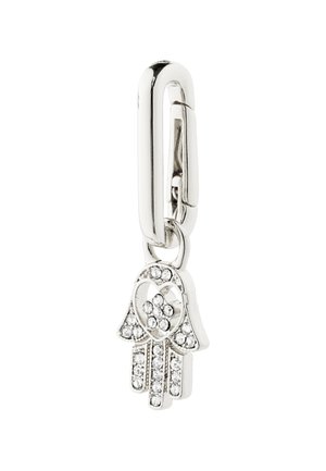 Pendentif en forme de main en argent orné de strass scintillants, avec un motif de cœur au centre. Fixé avec un élégant fermoir en métal.
