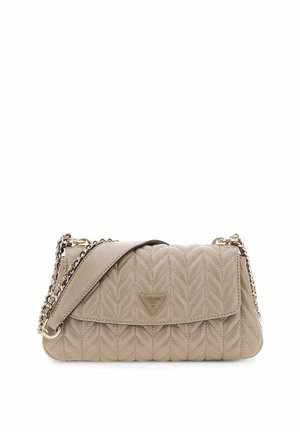 Sac bandoulière en cuir matelassé beige avec un logo triangulaire Guess et une bandoulière chaîne avec un détail en cuir sur fond blanc.