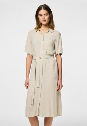 Vestito camicia in lino beige con bottoni frontali, maniche corte, vita con cintura e orlo a metà ginocchio, dal taglio morbido.