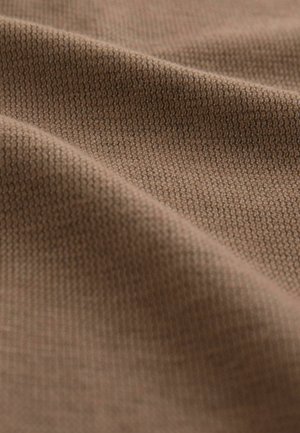 Țesătură texturată într-o nuanță light brown, cu un model diagonal subtil de tricot și o textură moale, pliabilă și o ușoară strălucire.