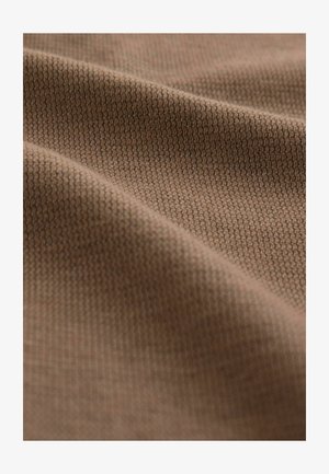 Țesătură texturată într-o nuanță light brown, cu un model diagonal subtil de tricot și o textură moale, pliabilă și o ușoară strălucire.