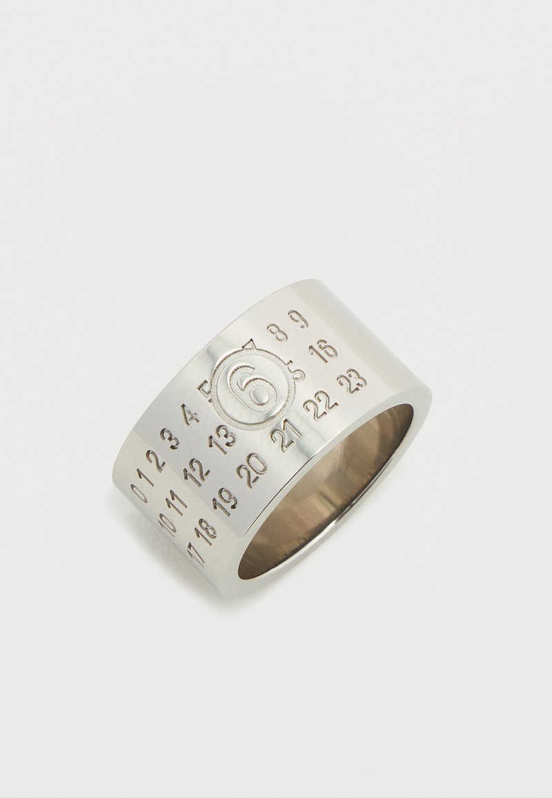Anneau en argent à large bande avec des chiffres gravés et un '6' central dans un accent circulaire, texture lisse et finition polie.