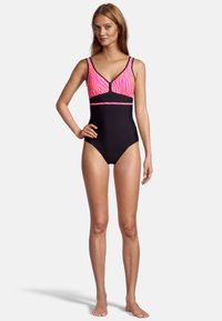 Eén stuk badpak met een zwarte lichaam, bovenkant met een roze zebra print, V-halslijn en contrasterende roze accenten op de schouderbanden en de tailleband.