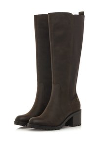 Botas marrones hasta la rodilla hechas de un material suave con un panel lateral texturizado, tacón cuadrado y un detalle de herrajes mínimo.