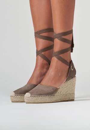 BARI - Sandaletter med kilklack - taupe suede